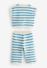 Strick-Zweiteiler bestehend aus einem ärmellosen Oberteil und Shorts. Abwechselnde Streifen in hellblau und Creme mit gerippten Rändern. Weiche Textur.