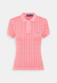 Różowa koszulka polo z dzianiny warkoczowej z kołnierzykiem, zapinana na dwa guziki, z haftowanym logo na lewej piersi. Krótkie rękawy.