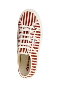 Zapatilla de lona a rayas rojas y blancas con cordones blancos y suela de goma. Presenta una tela texturizada y una marca visible en el interior del zapato.