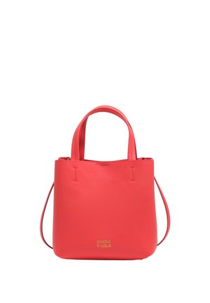 Bolso de mano de cuero rojo con asas cortas y correa larga desmontable, con la marca "BIMBA Y LOLA" en letras doradas en el frente.