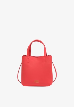 Sac à main en cuir rouge avec poignées courtes et bandoulière longue amovible, marqué "BIMBA Y LOLA" en lettres dorées sur le devant.