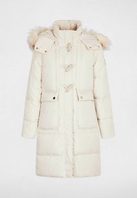 Cappotto imbottito beige con collo alto, cappuccio con bordo in pelliccia, chiusure a toggle e tasche laterali. Texture liscia con dettagli cuciti.