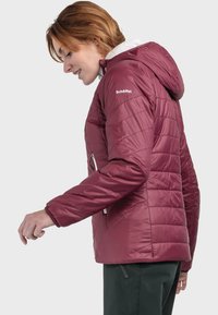 Bordeauxfarbene Daunenjacke mit Kapuze, mit gestepptem Muster, seitlichen Reißverschlusstaschen und Logodetail auf der linken Schulter.