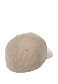 Beige pet met een textuurstof, voorzien van een gebogen rand en gestikte details op de kroon. Er zijn zes ventilatie-oogjes aanwezig.