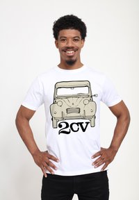 Bílý tričko s liniovým grafickým designem béžového auta Citroën 2CV a textem "2cv" v černé barvě pod ním. Hladká textura.