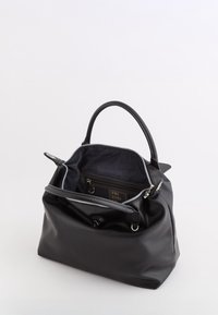 Schwarze Lederhandtasche mit zwei Griffen, offener Reißverschluss oben, der das dunkle Innenfutter mit einem Reißverschlussfach und einem Schlüsselringclip sichtbar macht.