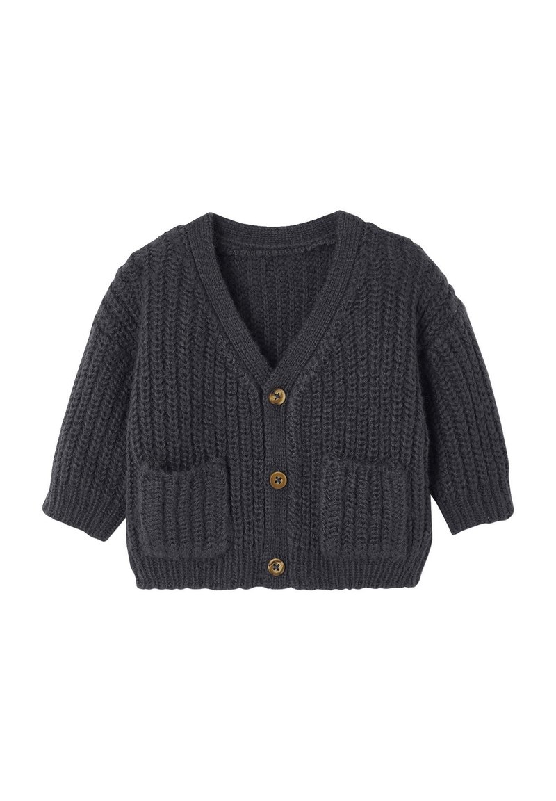 Dunkelgrauer Strickcardigan mit V-Ausschnitt, drei Holzknöpfen, zwei vorderen Taschen und gerippter Textur. Kurze, lockere Ärmel.