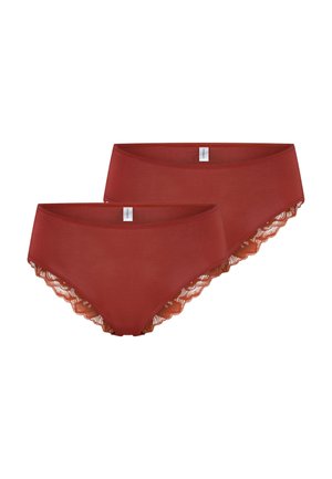 Dwa damskie majtki w kolorze rdzy z koronkową lamówką wokół otworów na nogi i małą białą metką na środku paska w talii.