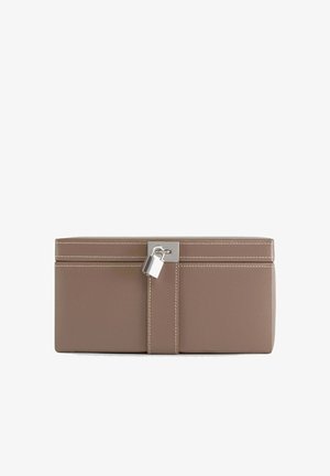 Braune Lederbrieftasche im rechteckigen Format, mit silberner Schlossbeschläge und kontrastierenden Nähten entlang der Kanten.