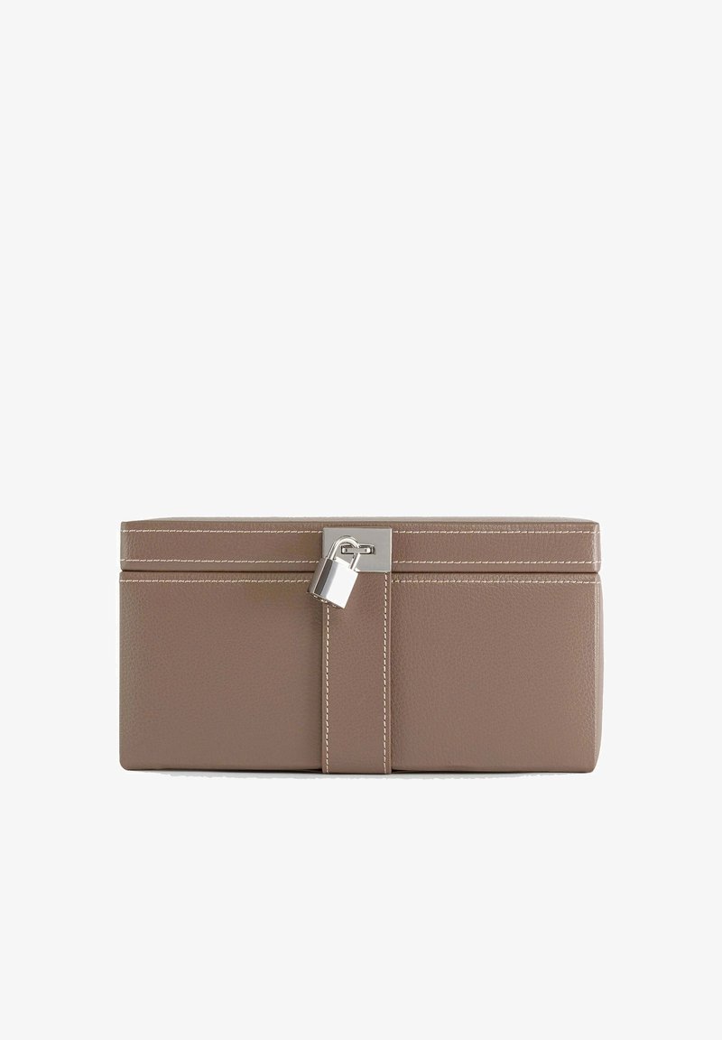 Cartera de cuero marrón con forma rectangular, herrajes de cierre en plata y costuras en contraste a lo largo de los bordes.