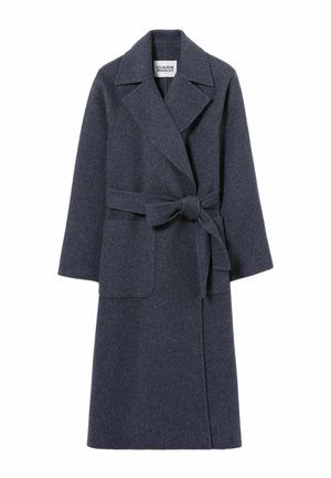 Manteau en laine bleu marine avec une taille ceinturée, de larges revers, deux poches à rabat et une coupe droite arrivant au genou.