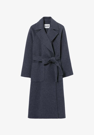 Cappotto di lana navy con vita cinturata, ampie rever, due tasche a patta e un design lungo fino al ginocchio con taglio dritto.