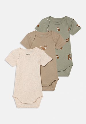 Tre kortermede babybodyer i beige, brun og olivengrønn, laget av myk bomull med revtrykk på de brune og olivengrønne.