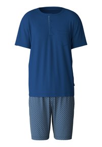 Blauw shirt met korte mouwen en een henley-halslijn, drie knopen en een borstzak. Blauwe shorts met een patroon hebben een geometrisch ontwerp.