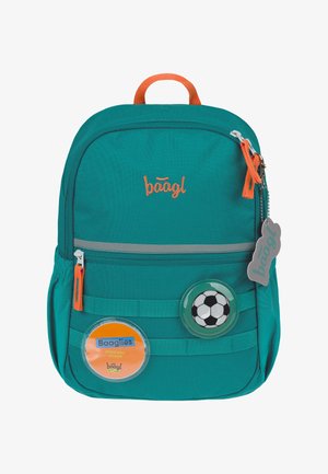 Tiefer Rucksack mit orangen Akzenten, Reißverschluss-Ziehgriffen und einem oberen Tragegriff. Verfügt über zwei runde Abzeichen auf der Vorderseite, eines für ein Foto und eines mit einem Fußball-Design.