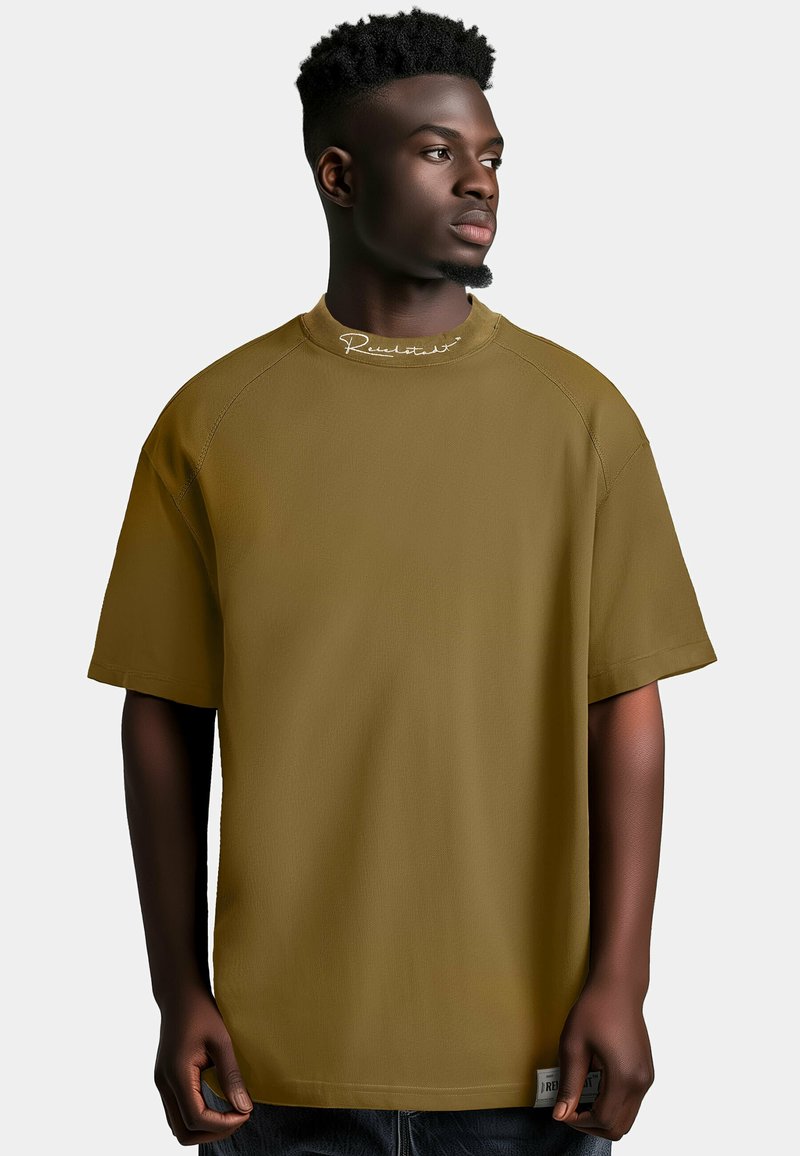 T-shirt oversized di colore verde oliva realizzato in tessuto morbido, con scollatura rotonda e maniche corte, decorato con logo ricamato vicino al collo.