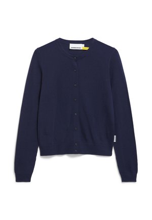 Cardigan blu navy, texture morbida, scollo rotondo, chiusura con bottoni sul davanti, maniche lunghe, polsini e orlo a coste, etichetta di branding minimale sul lato.