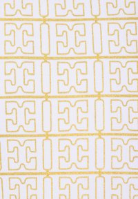 Tessuto bianco con un motivo geometrico ripetuto in oro. Il motivo include lettere stilizzate interconnesse con bordi morbidi.