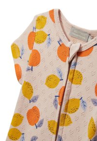 Ensemble en coton rose clair avec un motif de fruits composé de citrons oranges et jaunes, avec des feuilles bleues et des détails texturés. Fermeture par boutons à l'avant.