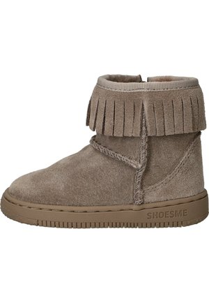 Bottine en suède marron pour tout-petit avec bordure à franges, détails cousus et semelle en caoutchouc embossée de la marque "SHOESME".