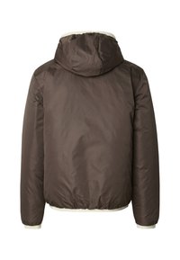 Brązowa puchowa kurtka z kapturem. Gładka, błyszcząca zewnętrzna strona; ściągacze na mankietach i dole; kontrastowa, jasna podszewka.