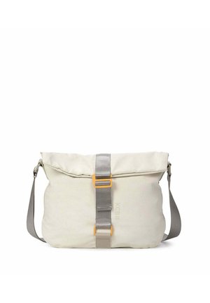 Bolso bandolera beige con parte superior plegable, correa gris ajustable y hebilla central gris con detalles naranjas.