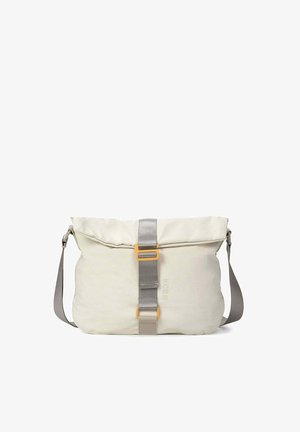 Sac bandoulière beige avec rabat, sangle grise réglable et boucle centrale grise avec des accents orange.