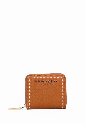 Portafoglio compatto in pelle marrone con cuciture bianche e la scritta "ERMANNO FIRENZE" in rilievo sul davanti.
