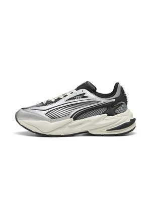 Silberner und schwarzer Sportschuh mit Mesh- und synthetischem Obermaterial, weißer dicker gepolsterter Sohle und schwarzer Außensohle, von der rechten Seite dargestellt.