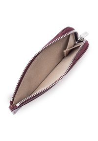 Piccola borsa rettangolare in pelle bordeaux con zip argentata, aperta per mostrare l'interno in tessuto beige e un piccolo divisorio interno.
