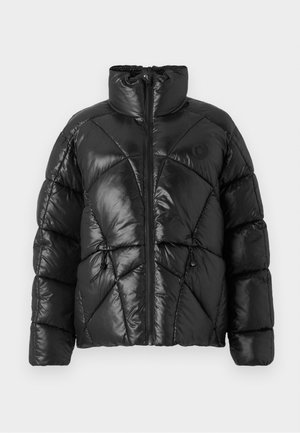 Doudoune noire avec col montant, fermeture éclair et motif matelassé géométrique. Comprend des cordons élastiques à l'ourlet et un accent de logo.