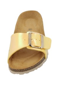 Infradito giallo con tomaia sintetica lucida, fibbia regolabile e suola in sughero texture. Suola leggera con un sottile motivo di battistrada. Taglia 37.