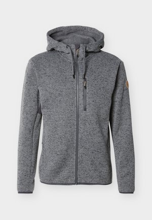 Grå tekstureret hættejakke med lynlås på brystets forlom, justerbar snøre i hætten og lange ærmer med en rund lappe på venstre arm.