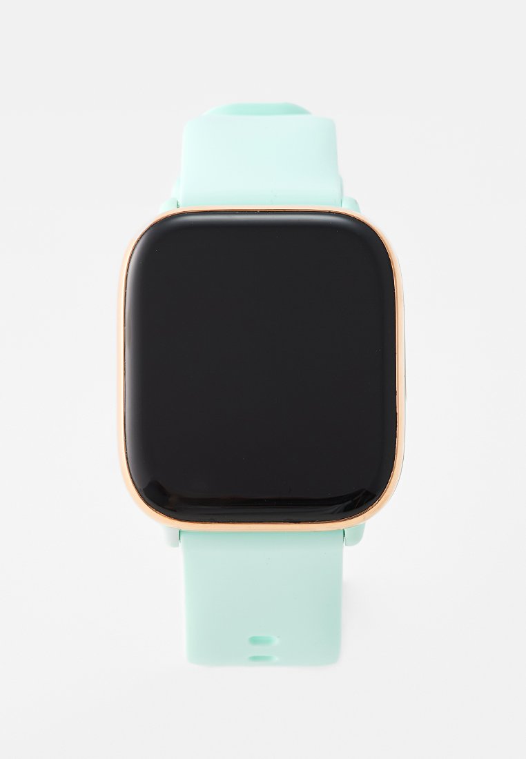 Quadratische Smartwatch mit glänzendem schwarzem Zifferblatt, goldfarbenem Gehäuse und einem hellblauen Silikonarmband. Verfügt über ein minimalistisches Design und eine glatte Textur.