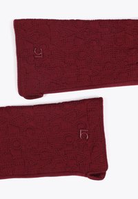 Bordo kvadratna tkanina s reljefnim slovima i malim logotipom. Mekana tekstura s pravokutnim oblikom, dizajnirana za udobnost.