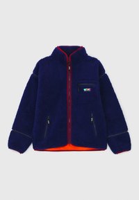 Marine fleecejakke med rød lynlås og kanter. Har en brystlomme, to sidelommer med lynlås og struktureret stof for varme.