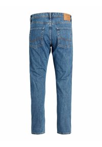 Blaue Denim-Jeans mit geraden Beinen, zwei Gesäßtaschen mit geschwungenen Nähten und einem braunen Markenlabel am Bund.