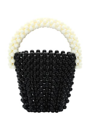 Fekete gyöngyökkel díszített táska, jól definiált formával. A fogantyú fehér és fekete gyöngyök váltakozásából készült, sima textúrát alakítva ki.