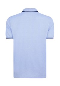 Hele sinine polo-särk, mis on valmistatud pehmest kangast, klassikalise krae ja sügava tumesinise äärisega krael ja varrukate servadel.