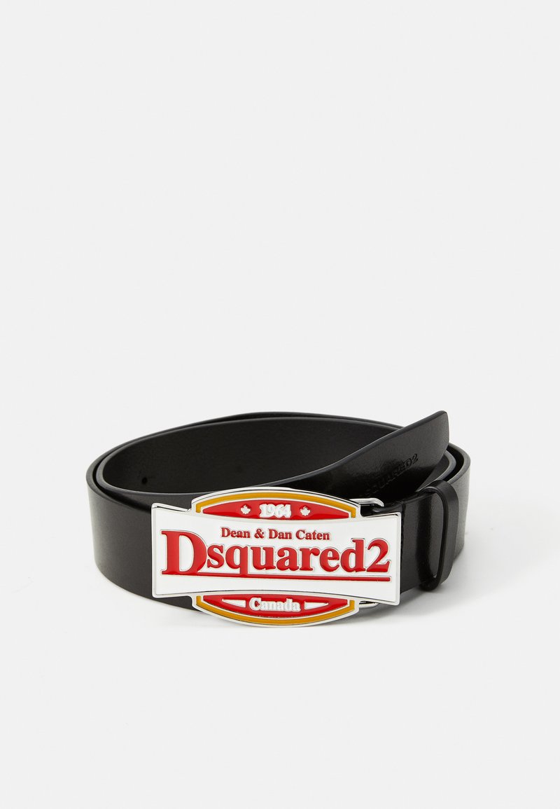 Zwarte leren riem met een metalen gesp met rode en witte accenten, waarop "Dsquared2" en "Dean & Dan Caten Canada" staat.