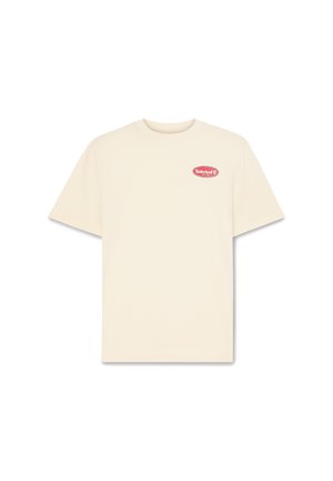 Béžové bavlněné tričko s krátkými rukávy, kulatým výstřihem a malou červenou nášivkou s logem na levé straně hrudi.