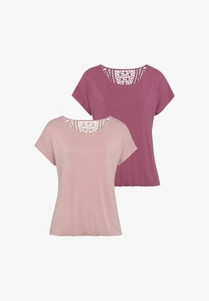 Zwei Damen-T-Shirts ausgestellt: eines in hellrosa mit einem Spitzen-Ausschnitt am Hals, und das andere in einfarbig burgunderrot mit einem runden Ausschnitt.