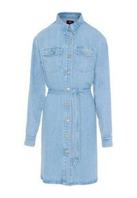 Jasnoniebieska sukienka koszulowa z denimu z długimi rękawami, z przodu zapinana na guziki, z dwiema kieszeniami na piersi oraz pasem z tego samego materiału. Posiada kołnierz i mankiety z wyłożonymi rękawami.