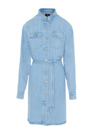 Helle blaue Jeanshemdrobe mit langen Ärmeln, Knopfleiste, zwei Brusttaschen und einem passenden Stoffgürtel. Mit Kragen und umgeschlagenen Ärmeln.