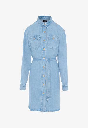 Helle blaue Jeanshemdrobe mit langen Ärmeln, Knopfleiste, zwei Brusttaschen und einem passenden Stoffgürtel. Mit Kragen und umgeschlagenen Ärmeln.