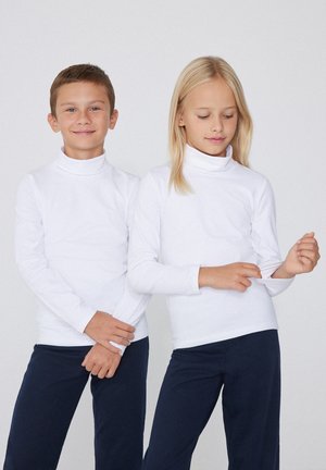 Zwei Kinder tragen weiße Rollkragenpullover und dunkelblaue Hosen. Die Oberteile haben lange Ärmel und eine eng anliegende, glatte Textur. Minimalistisches Design, keine Muster.