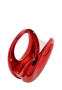 Rood plastic sculpturaal object met een glanzende afwerking, met twee ronde openingen en een glad, gebogen ontwerp.