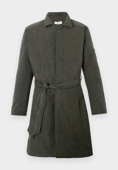 Palton verde închis, până la genunchi, realizat dintr-un material texturat. Dispune de o talie cu curea, închidere cu nasturi și buzunare laterale. Design simplu al gulerului.