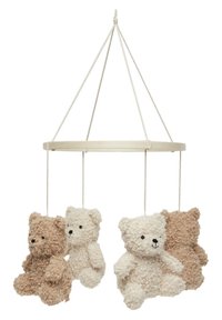 Mobile suspendu comprenant trois ours en peluche en beige, crème et brun clair. Tissu doux et texturé ; broderie faciale simple.