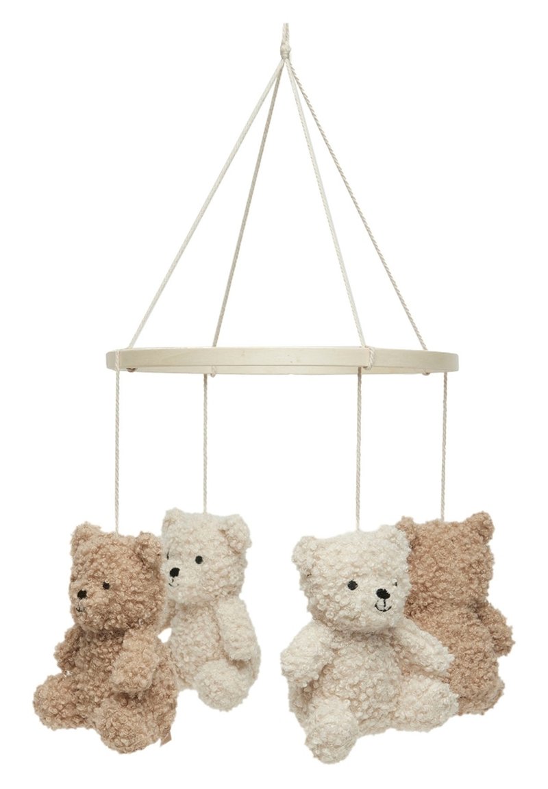 Mobile suspendu comprenant trois ours en peluche en beige, crème et brun clair. Tissu doux et texturé ; broderie faciale simple.